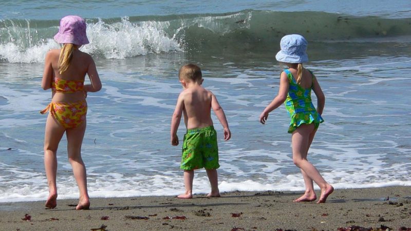 niÃ±os-en-la-playa-1050x525